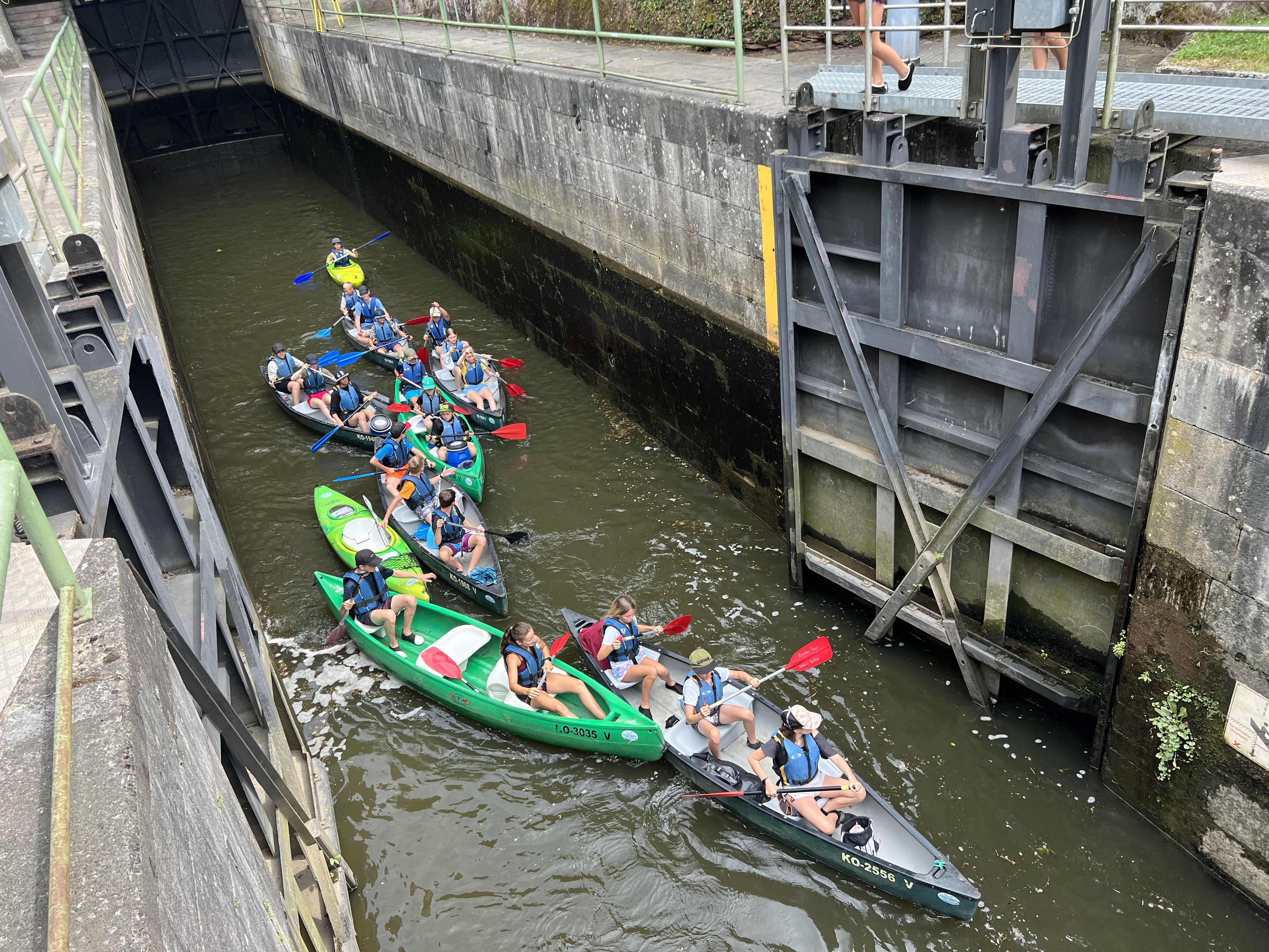 Familien paddeln auf der Lahn